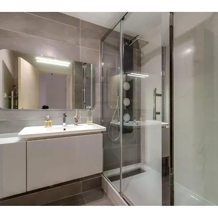 Climatise Avec Loggia Et Parking Proche Port - - Fr-1-226a-181 * Fréjus