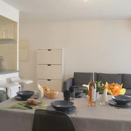 Climatise Avec Loggia Et Parking Proche Port - - Fr-1-226a-181 * Fréjus