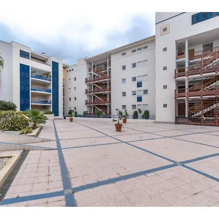 Climatise Avec Loggia Et Parking Proche Port - - Fr-1-226a-181